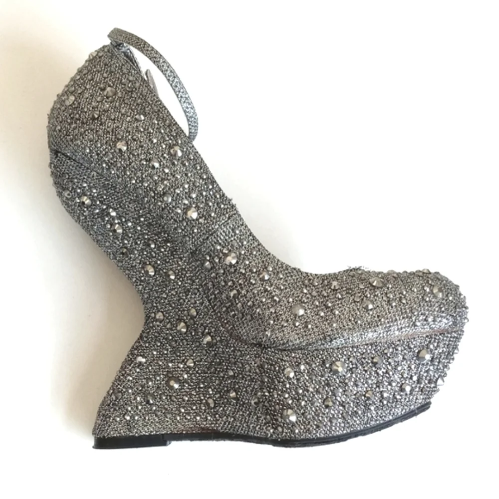 Rare Vintage Dollhouse Women’s Glam Silver Metallic Studded 6” Platform Shoes 8